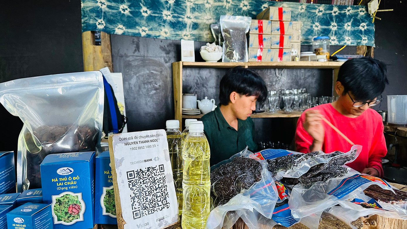 Dù còn nhiều khó khăn, vất vả, nhưng bà con bản Sin Suối Hồ đã tiếp cận những kiến thức, kỹ năng cần thiết phục vụ du khách cả trong nước và quốc tế.