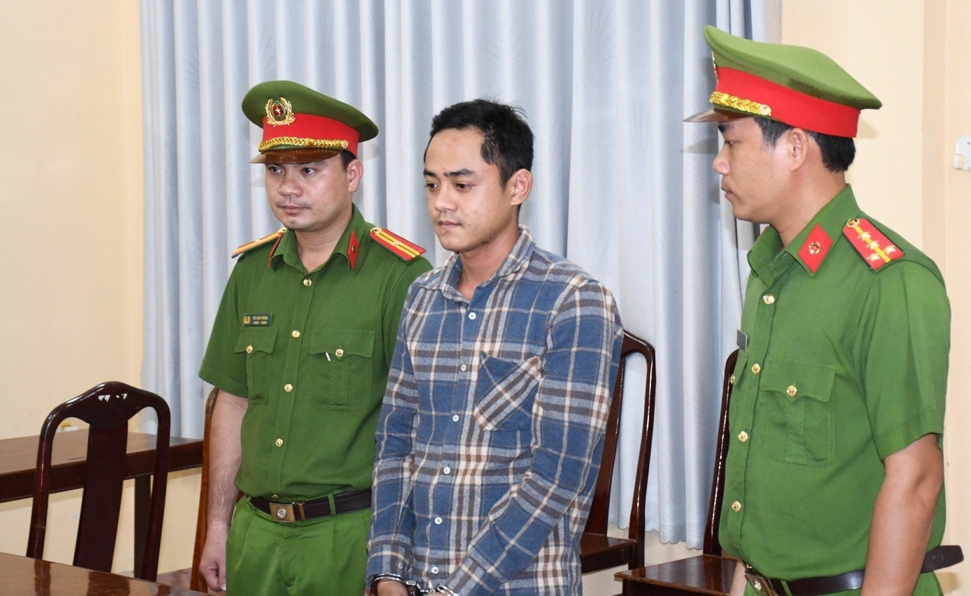 Công an thi hành các quyết định đối với Hà Quang Danh. Ảnh: H.Giang. Công an thi hành các quyết định đối với Hà Quang Danh. Ảnh: H.Giang.