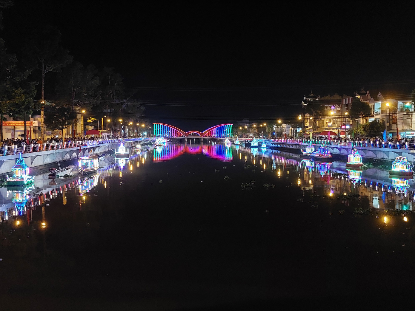 Sông Maspero ở TP Sóc Trăng ngày hội Ooc-Om-Bok ở Sóc Trăng. Ảnh: Cao Xuân Lương.
