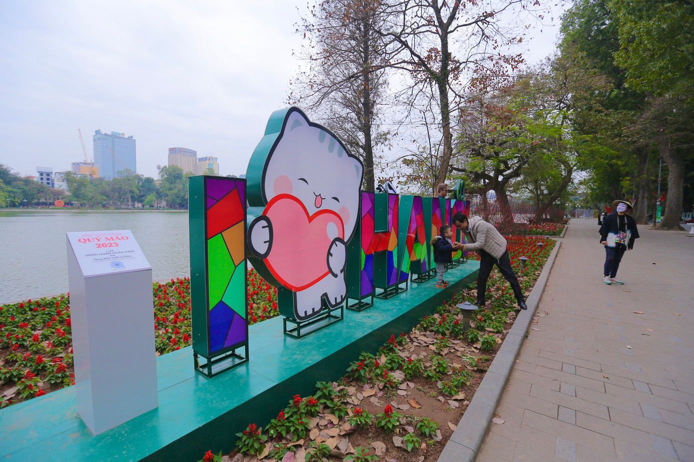 Nhiều khu vực quanh hồ Gươm được bố trí các tiểu cảnh đón chào năm mới để người dân và du khách chụp ảnh, tham quan. Ảnh: Duy Phạm