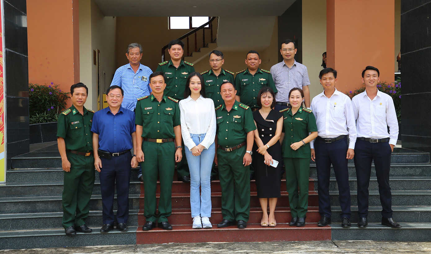 Các đại biểu chụp ảnh lưu niệm cùng Ban chỉ huy Bộ đội biên phòng tỉnh Kiên Giang. Ảnh: Nhật Huy.