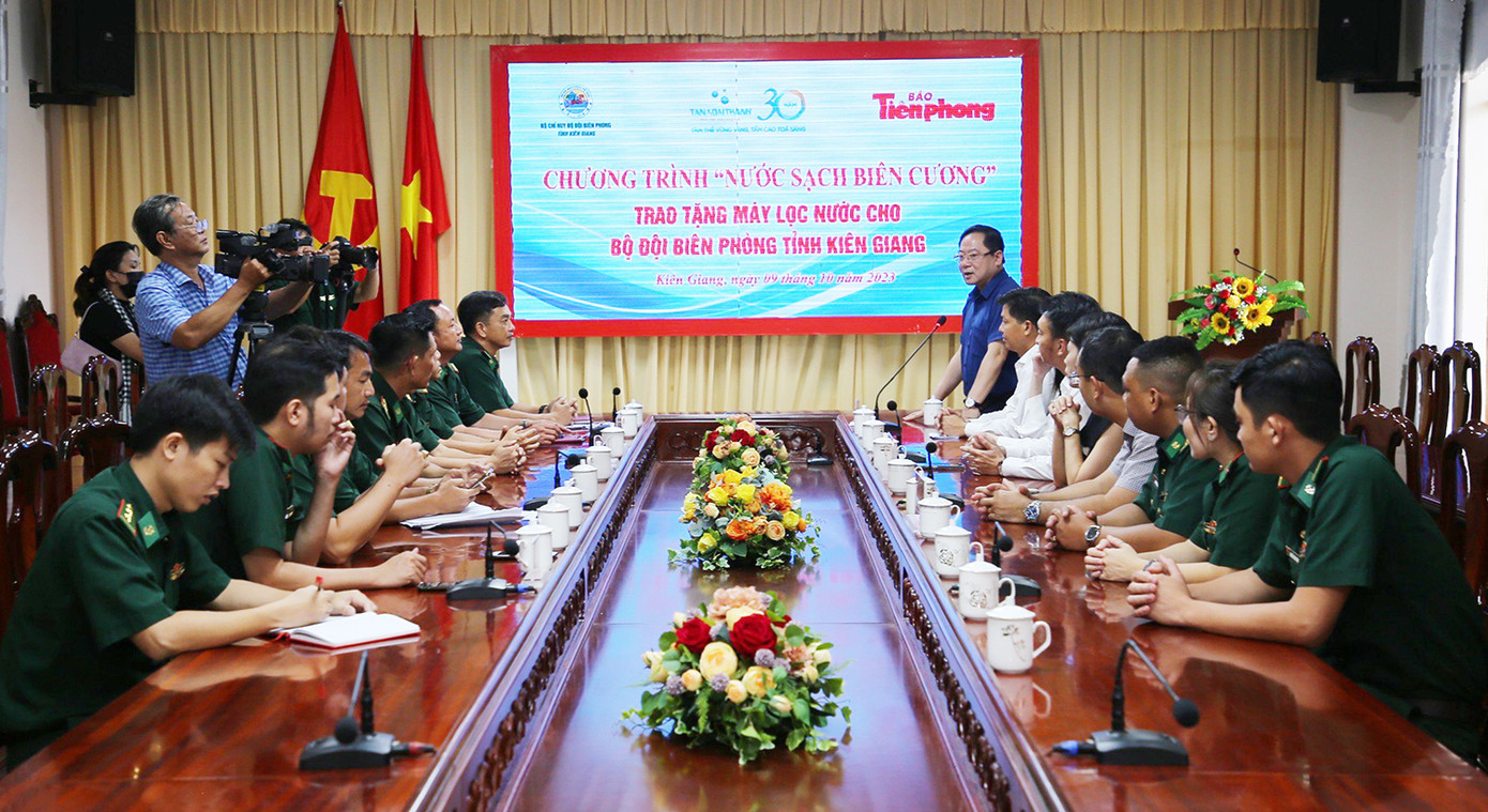 Quang cảnh lễ trao sản phẩm tặng bộ đội biên phòng tỉnh Kiên Giang ngày 9/10. Ảnh: Nhật Huy.