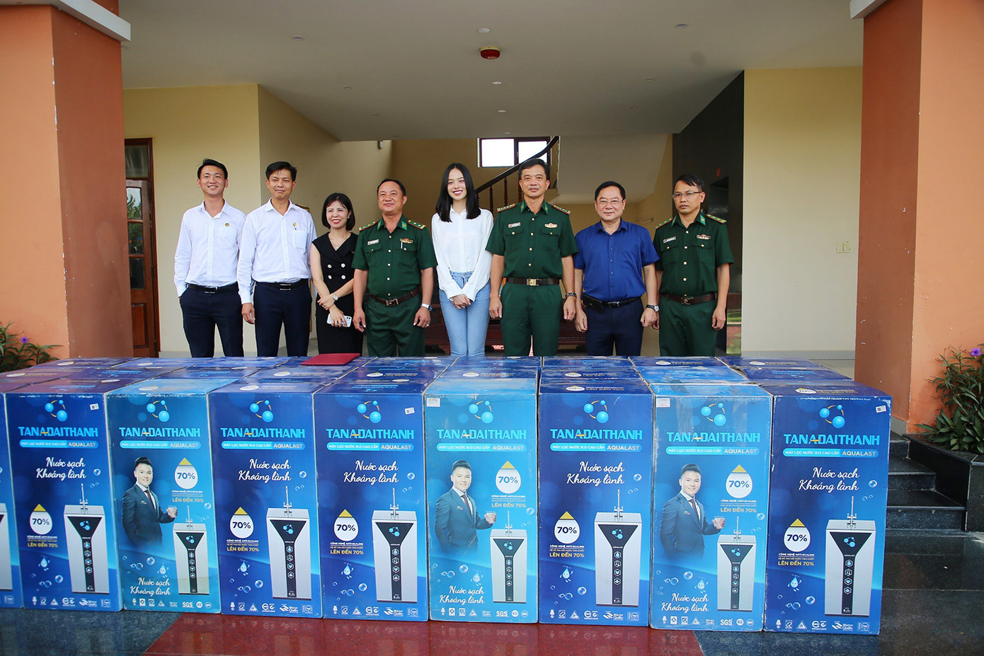 Các đại biểu trao thiết bị máy lọc nước cho bộ đội biên phòng tỉnh Kiên Giang. Ảnh: Nhật Huy.