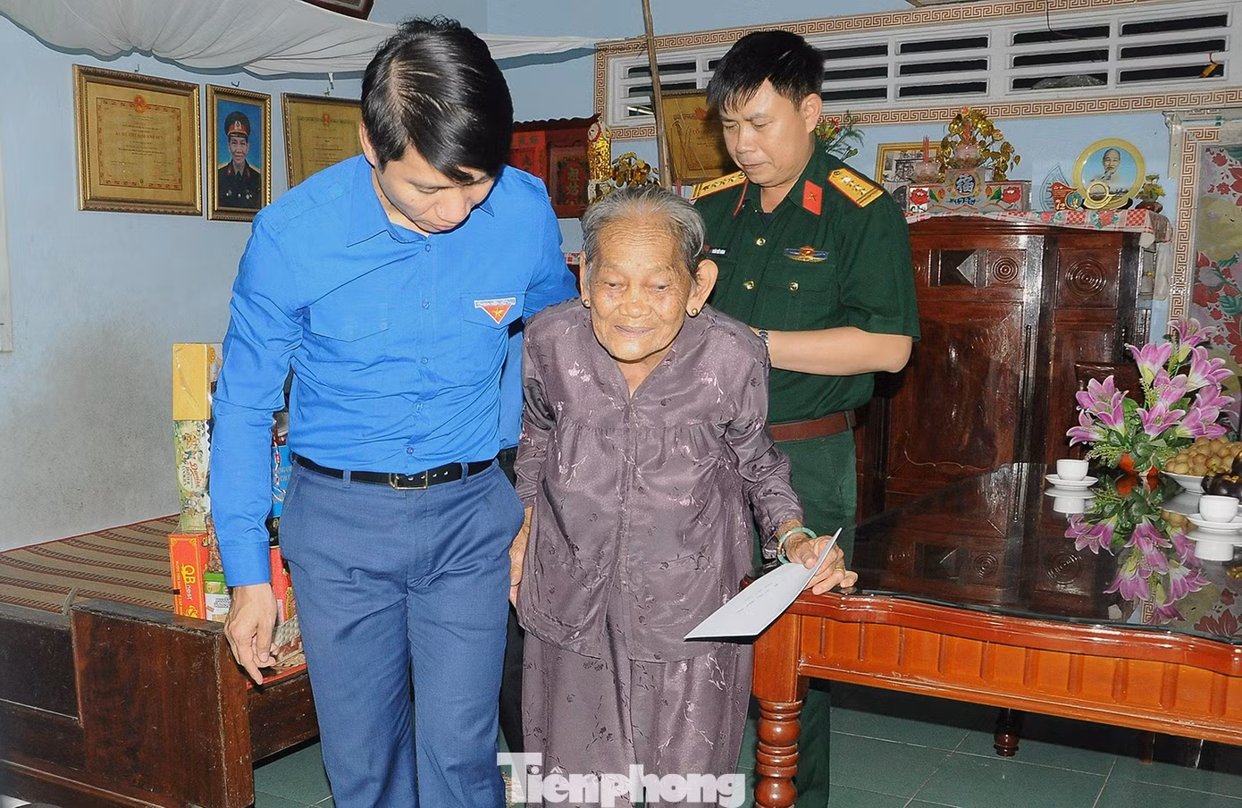 Bí thư Thường trực T.Ư Đoàn Nguyễn Ngọc Lương ân cần thăm hỏi, động viên Mẹ Việt Nam Anh hùng Nguyễn Thị Út Chót. Ảnh: Cảnh Kỳ.