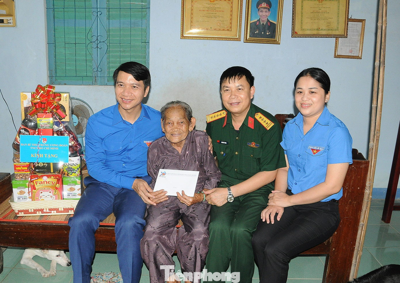 Anh Nguyễn Ngọc Lương cùng đoàn công tác tặng quà Mẹ Việt Nam Anh hùng Nguyễn Thị Út Chót. Ảnh: Cảnh Kỳ. Anh Nguyễn Ngọc Lương cùng đoàn công tác tặng quà Mẹ Việt Nam Anh hùng Nguyễn Thị Út Chót. Ảnh: Cảnh Kỳ.