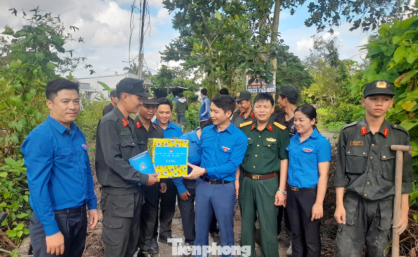 Bí thư Thường trực T.Ư Đoàn, Chủ tịch T.Ư Hội Liên hiệp Thanh niên Việt Nam Nguyễn Ngọc Lương và đoàn công tác tặng quà đội hình thanh niên tình nguyện. Ảnh: Cảnh Kỳ. Bí thư Thường trực T.Ư Đoàn, Chủ tịch T.Ư Hội Liên hiệp Thanh niên Việt Nam Nguyễn Ngọc Lương và đoàn công tác tặng quà đội hình thanh niên tình nguyện. Ảnh: Cảnh Kỳ.