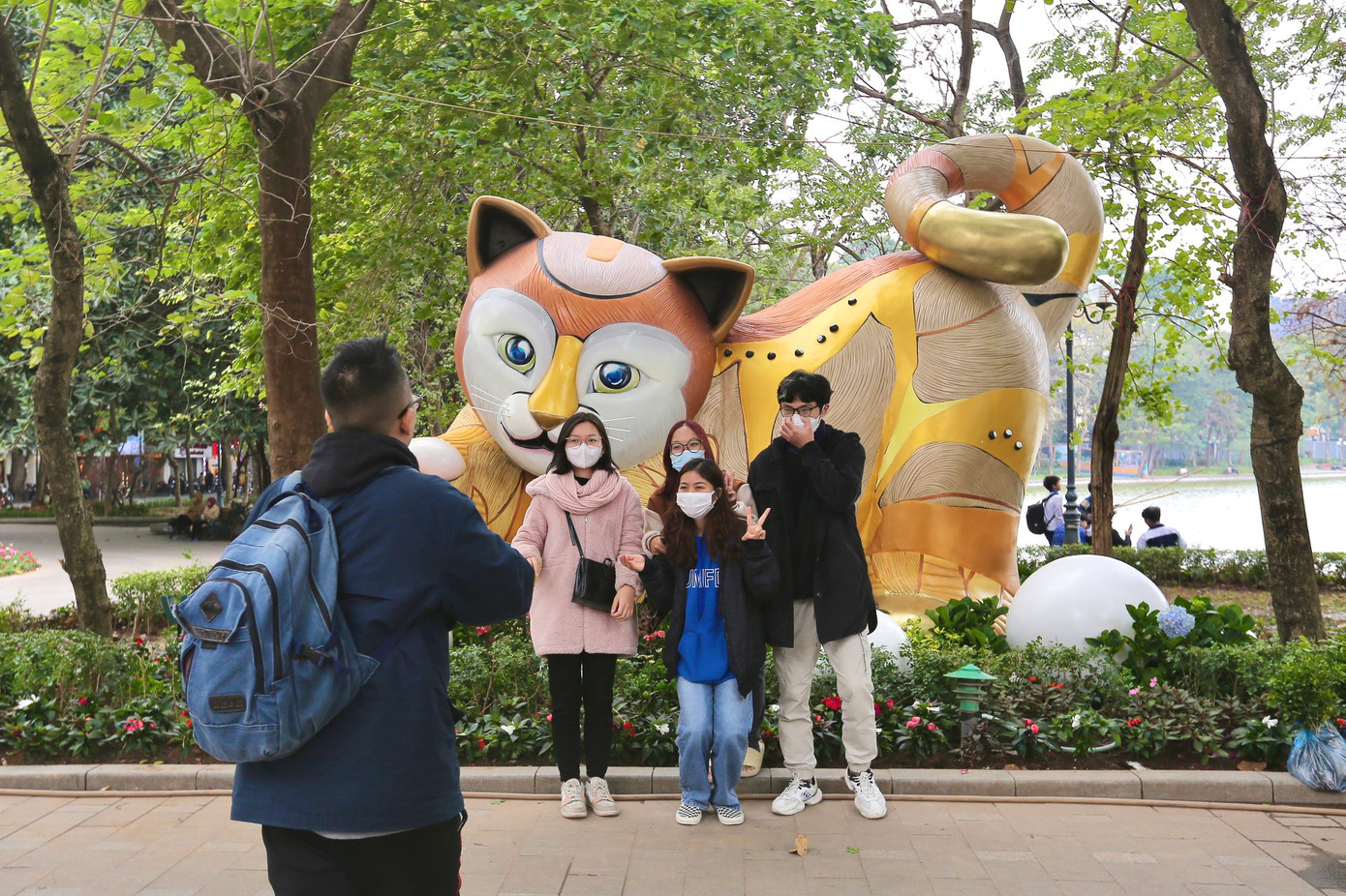 Mô hình mèo thu hút khá nhiều sự quan tâm của người dân Thủ đô và du khách khi đến hồ Gươm. Ảnh: Duy Phạm