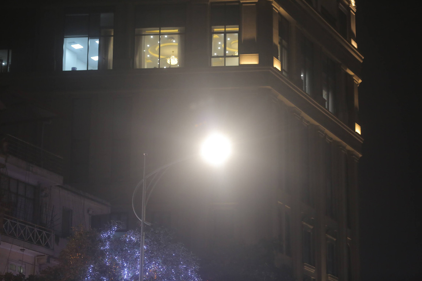 Bóng đèn được bật sáng sau khi báo Tiền Phong phản ánh. Ảnh: Trường Phong - Duy Phạm.