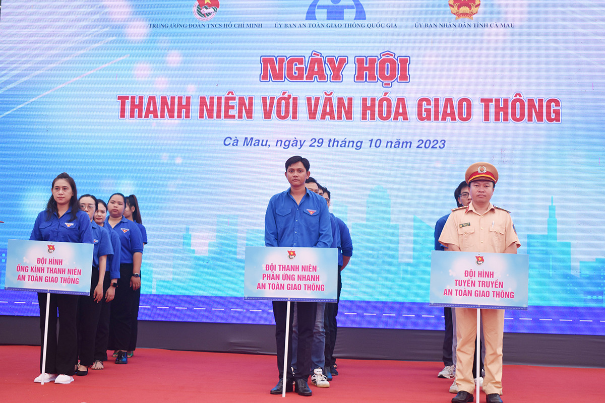 Ra mắt 3 đội hình thanh niên tình nguyện.