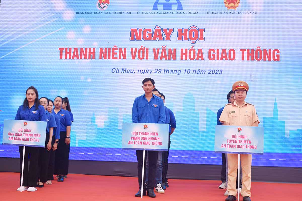 Ra mắt 3 đội hình thanh niên tình nguyện.
