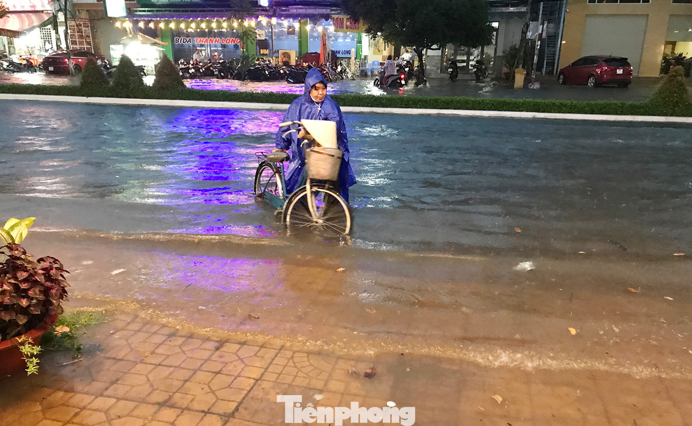 Ở khu vực đường sát với vỉa hè, nước ngập gần nửa bánh xe đạp.