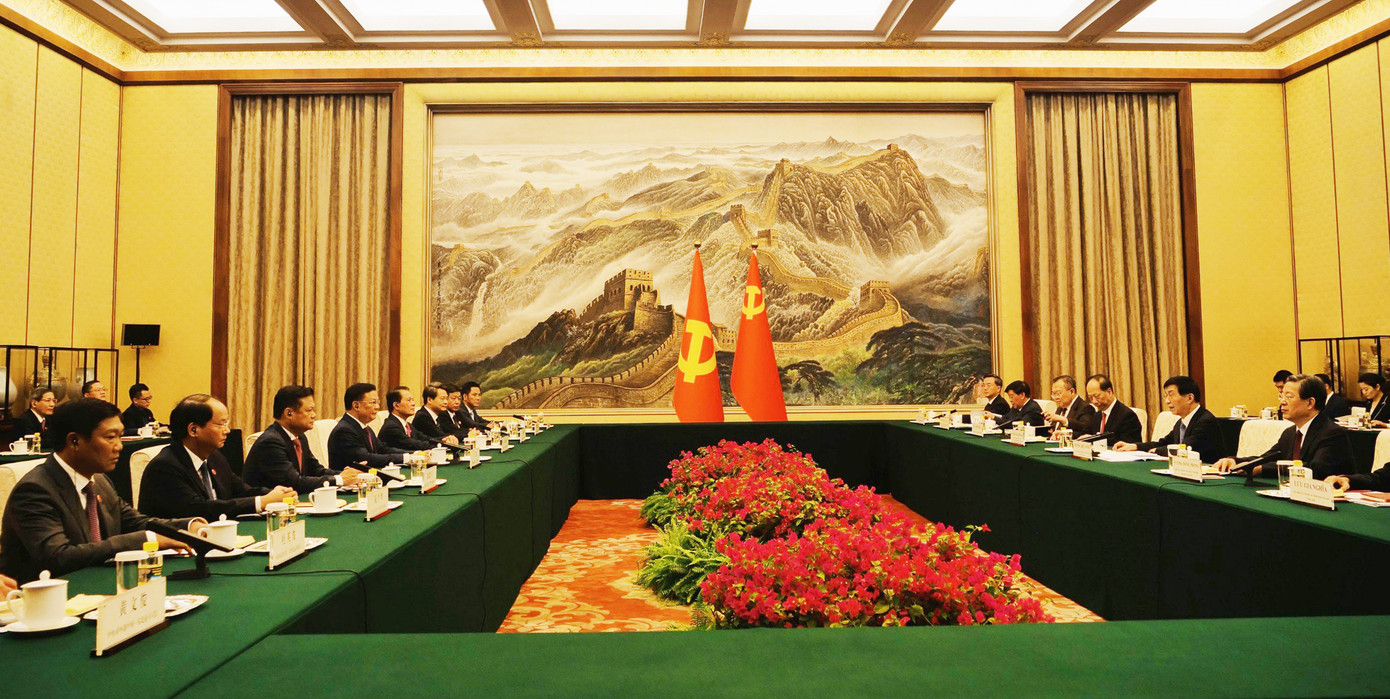 Uỷ viên Bộ Chính trị, Bí thư Thành uỷ Hà Nội Đinh Tiến Dũng và Đoàn đại biểu cấp cao thành phố Hà Nội trong cuộc gặp chào xã giao ông Vương Hộ Ninh, Ủy viên Thường vụ Bộ Chính trị T.Ư Đảng Cộng sản Trung Quốc, Chủ tịch Chính hiệp toàn quốc Trung Quốc. Ảnh: PV.