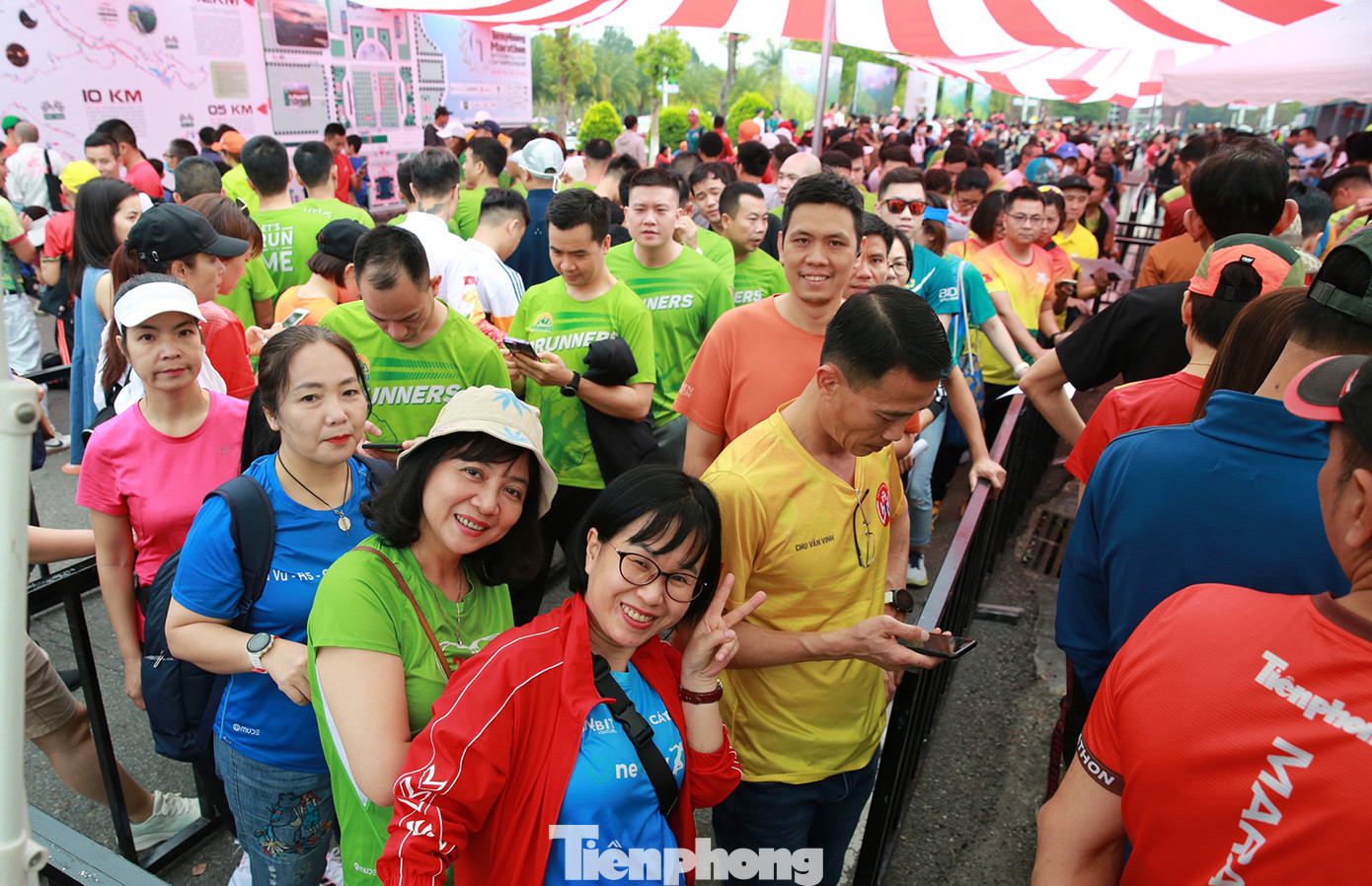 Trước đó, từ chiều 24/3, hàng nghìn vận động viên đến Lai Châu để tham gia giải chạy. Trong ngày 25/3, các vận động viên phải hoàn thành việc nhận racekit để chuẩn bị tham gia các cự ly chạy vào sáng 26/3.