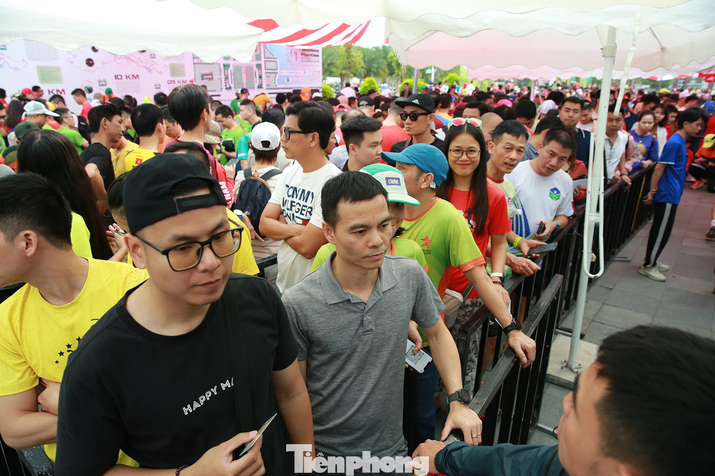 Hàng nghìn người xếp hàng nhận racekit tạo một không khí sôi động, háo hức như lễ hội ở Quảng trường Nhân dân.