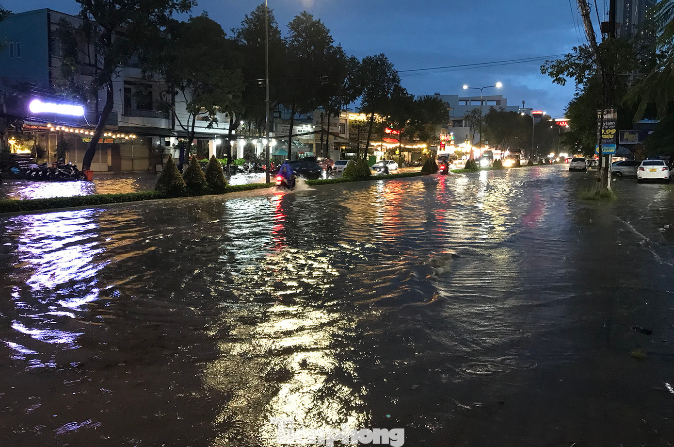 Chiều 1/7, trận mưa lớn ở thành phố Cần Thơ khiến phố Trần Văn Hoài (quận Ninh Kiều) nước ngập lên cả vỉa hè.
