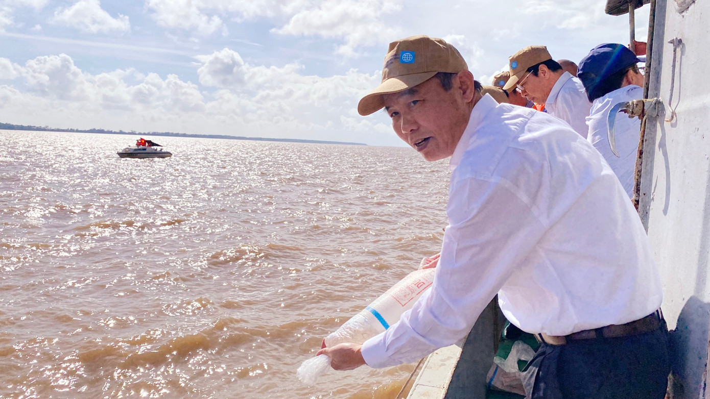 Thứ trưởng Bộ NN&PTNT Phùng Đức Tiến thả giống thuỷ sản về tự nhiên. Ảnh: PV. Thứ trưởng Bộ NN&PTNT Phùng Đức Tiến thả giống thuỷ sản về tự nhiên. Ảnh: PV.