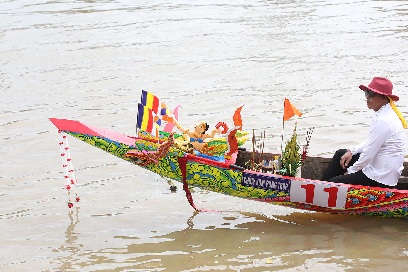 Mũi ghe Ngo được trang trí nhiều biểu tượng tâm linh, dường như nhằm tăng thêm sức mạnh trong cuộc đua. Ảnh: Trường Phong. Mũi ghe Ngo được trang trí nhiều biểu tượng tâm linh, dường như nhằm tăng thêm sức mạnh trong cuộc đua. Ảnh: Trường Phong.