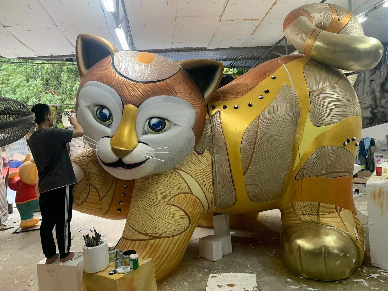 Trao đổi với phóng viên Tiền Phong, kiến trúc sư Lê Giang - người thiết kế mô hình mèo này cho biết, đây là hình tượng mèo vàng tài lộc, mong đất nước và Thủ đô phát triển.