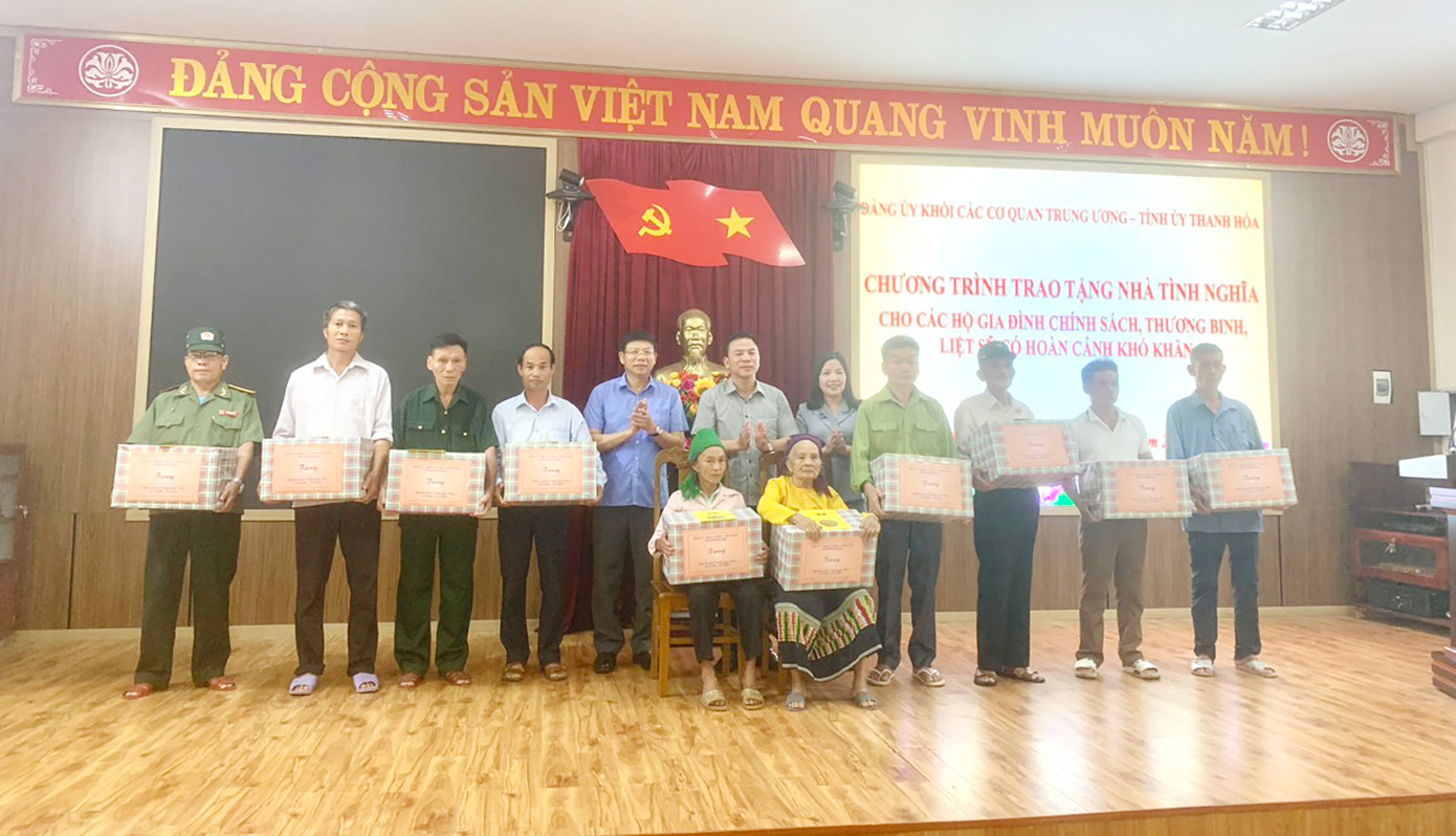 Các hộ gia đình chính sách nhận nhà tình nghĩa, phần quà của Đảng uỷ Khối các cơ quan T.Ư và Tỉnh uỷ Thanh Hoá. Ảnh: PV. Các hộ gia đình chính sách nhận nhà tình nghĩa, phần quà của Đảng uỷ Khối các cơ quan T.Ư và Tỉnh uỷ Thanh Hoá. Ảnh: PV.