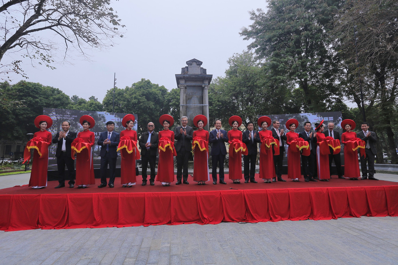 UBND quận Hoàn Kiếm (Hà Nội) vừa tổ chức lễ khánh thành công trình cải tạo vườn hoa Diên Hồng (tên gọi khác là Vườn hoa Con cóc), nằm trong “Dự án quy hoạch không gian công cộng và thử nghiệm quản lý không gian xanh theo hướng sinh thái tại quận Hoàn Kiếm” thuộc Chương trình hợp tác giữa UBND thành phố Hà Nội và Hội đồng vùng Île-de-France giai đoạn 2018- 2021. Ảnh: Duy Phạm UBND quận Hoàn Kiếm (Hà Nội) vừa tổ chức lễ khánh thành công trình cải tạo vườn hoa Diên Hồng (tên gọi khác là Vườn hoa Con cóc), nằm trong “Dự án quy hoạch không gian công cộng và thử nghiệm quản lý không gian xanh theo hướng sinh thái tại quận Hoàn Kiếm” thuộc Chương trình hợp tác giữa UBND thành phố Hà Nội và Hội đồng vùng Île-de-France giai đoạn 2018- 2021. Ảnh: Duy Phạm
