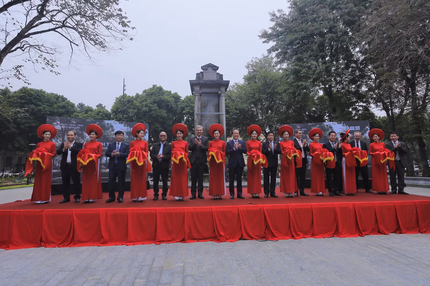 UBND quận Hoàn Kiếm (Hà Nội) vừa tổ chức lễ khánh thành công trình cải tạo vườn hoa Diên Hồng (tên gọi khác là Vườn hoa Con cóc), nằm trong “Dự án quy hoạch không gian công cộng và thử nghiệm quản lý không gian xanh theo hướng sinh thái tại quận Hoàn Kiếm” thuộc Chương trình hợp tác giữa UBND thành phố Hà Nội và Hội đồng vùng Île-de-France giai đoạn 2018- 2021. Ảnh: Duy Phạm UBND quận Hoàn Kiếm (Hà Nội) vừa tổ chức lễ khánh thành công trình cải tạo vườn hoa Diên Hồng (tên gọi khác là Vườn hoa Con cóc), nằm trong “Dự án quy hoạch không gian công cộng và thử nghiệm quản lý không gian xanh theo hướng sinh thái tại quận Hoàn Kiếm” thuộc Chương trình hợp tác giữa UBND thành phố Hà Nội và Hội đồng vùng Île-de-France giai đoạn 2018- 2021. Ảnh: Duy Phạm