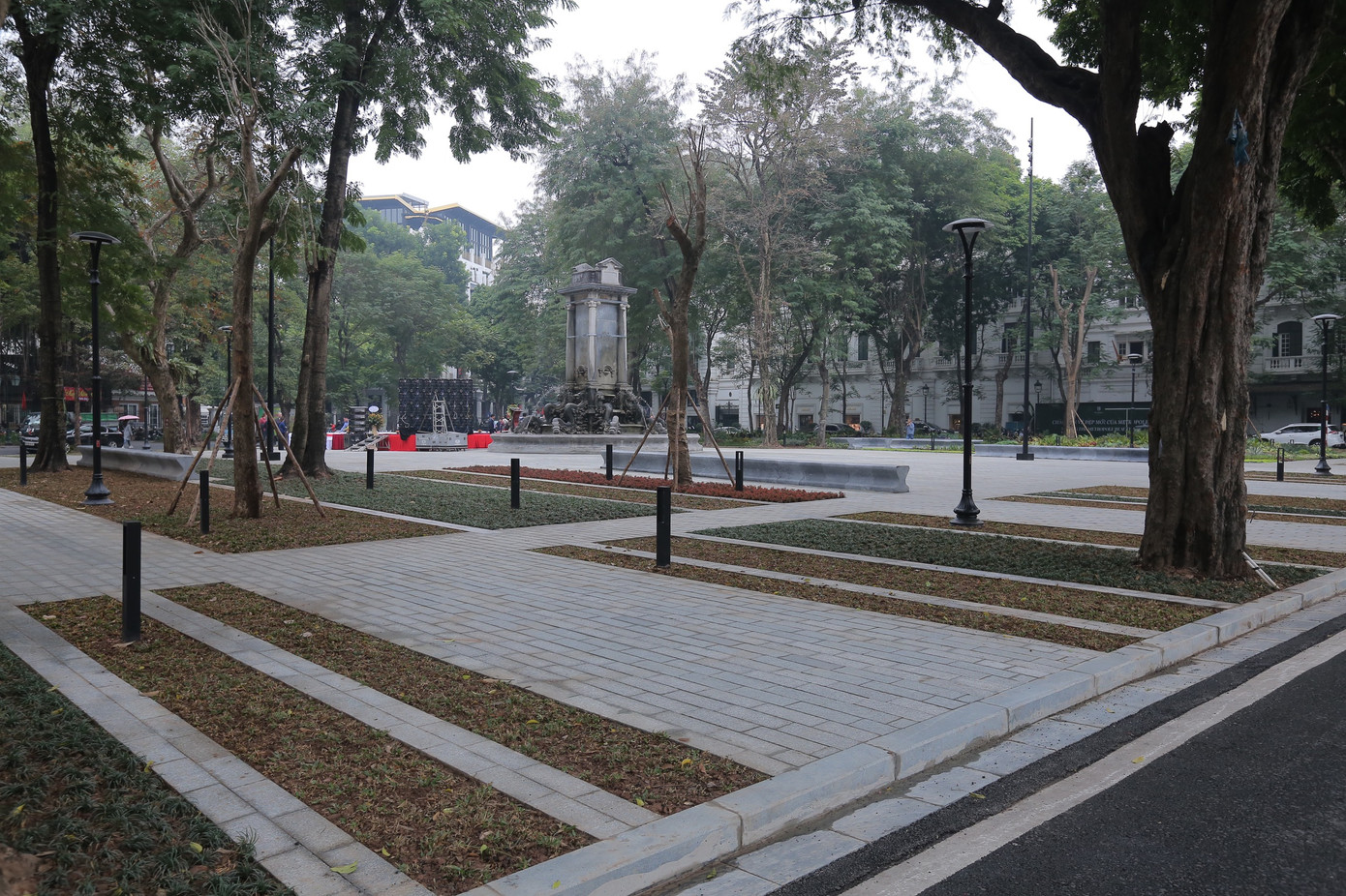 Lãnh đạo UBND quận Hoàn Kiếm (Hà Nội) cho rằng, dự án cải tạo vườn hoa Diên Hồng là dự án kiểu mẫu, một mô hình kiểu mẫu với lối thiết kế mang tính đương đại, đảm bảo gìn giữ và phát huy được các giá trị di sản nhưng vẫn đáp ứng được những nhu cầu hiện tại của người dân Hà Nội. Ảnh: Duy Phạm Lãnh đạo UBND quận Hoàn Kiếm (Hà Nội) cho rằng, dự án cải tạo vườn hoa Diên Hồng là dự án kiểu mẫu, một mô hình kiểu mẫu với lối thiết kế mang tính đương đại, đảm bảo gìn giữ và phát huy được các giá trị di sản nhưng vẫn đáp ứng được những nhu cầu hiện tại của người dân Hà Nội. Ảnh: Duy Phạm