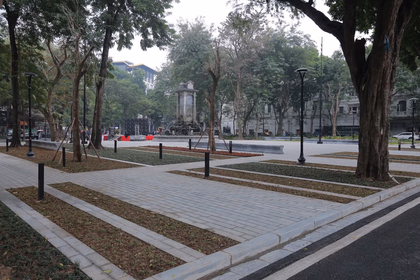 Lãnh đạo UBND quận Hoàn Kiếm (Hà Nội) cho rằng, dự án cải tạo vườn hoa Diên Hồng là dự án kiểu mẫu, một mô hình kiểu mẫu với lối thiết kế mang tính đương đại, đảm bảo gìn giữ và phát huy được các giá trị di sản nhưng vẫn đáp ứng được những nhu cầu hiện tại của người dân Hà Nội. Ảnh: Duy Phạm Lãnh đạo UBND quận Hoàn Kiếm (Hà Nội) cho rằng, dự án cải tạo vườn hoa Diên Hồng là dự án kiểu mẫu, một mô hình kiểu mẫu với lối thiết kế mang tính đương đại, đảm bảo gìn giữ và phát huy được các giá trị di sản nhưng vẫn đáp ứng được những nhu cầu hiện tại của người dân Hà Nội. Ảnh: Duy Phạm
