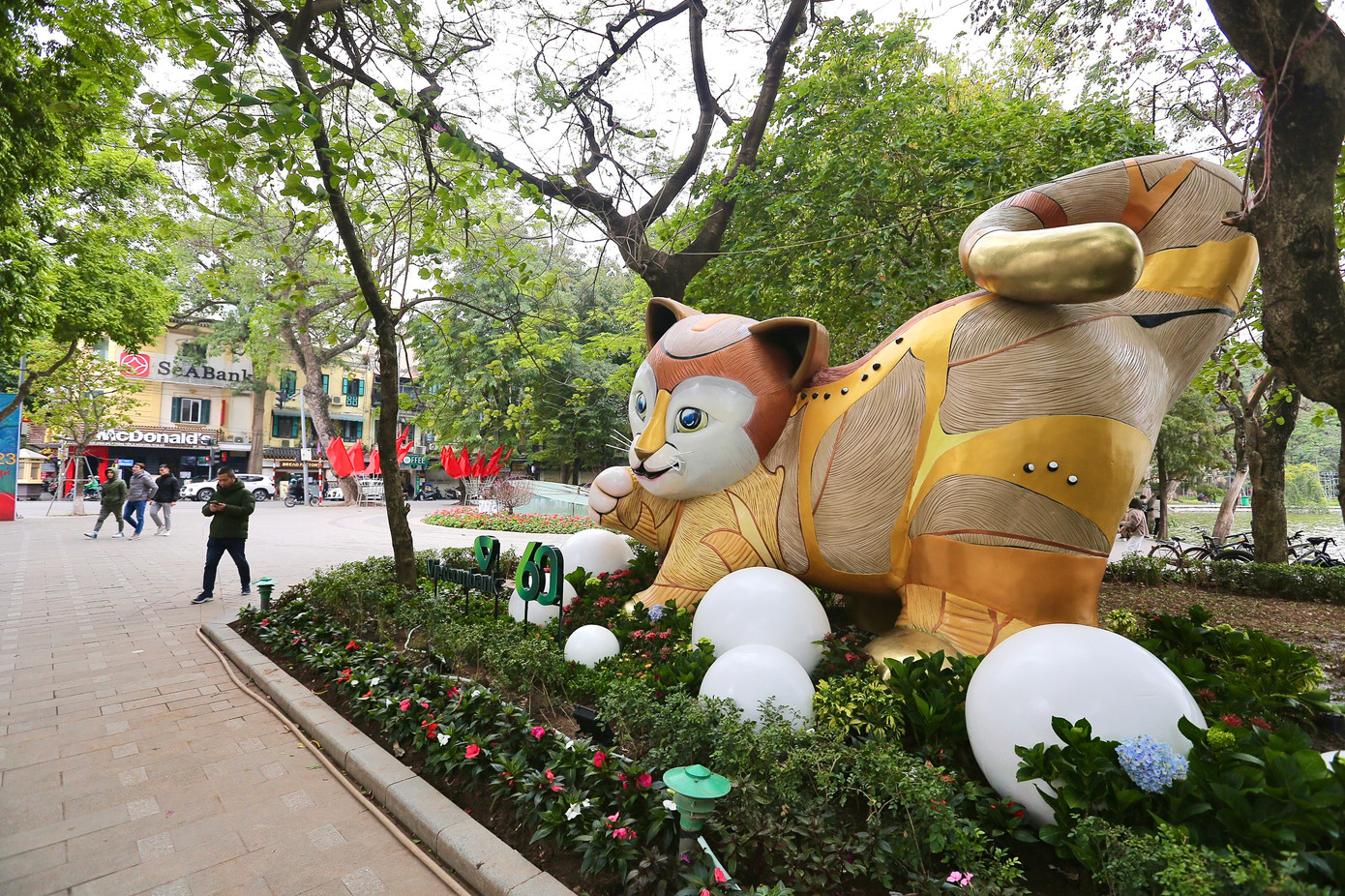 Nếu nhìn từ góc nghiêng, mô hình mèo có khuôn mặt hơi "gãy". Ảnh: Duy Phạm