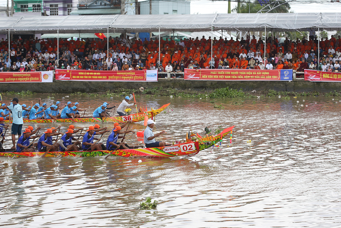 Những màn so kè quyết liệt trên sông. Nhiều chiếc ghe chỉ chiến thắng trong gang tấc, chênh nhau vài mili giây. Ảnh: Trường Phong. Những màn so kè quyết liệt trên sông. Nhiều chiếc ghe chỉ chiến thắng trong gang tấc, chênh nhau vài mili giây. Ảnh: Trường Phong.