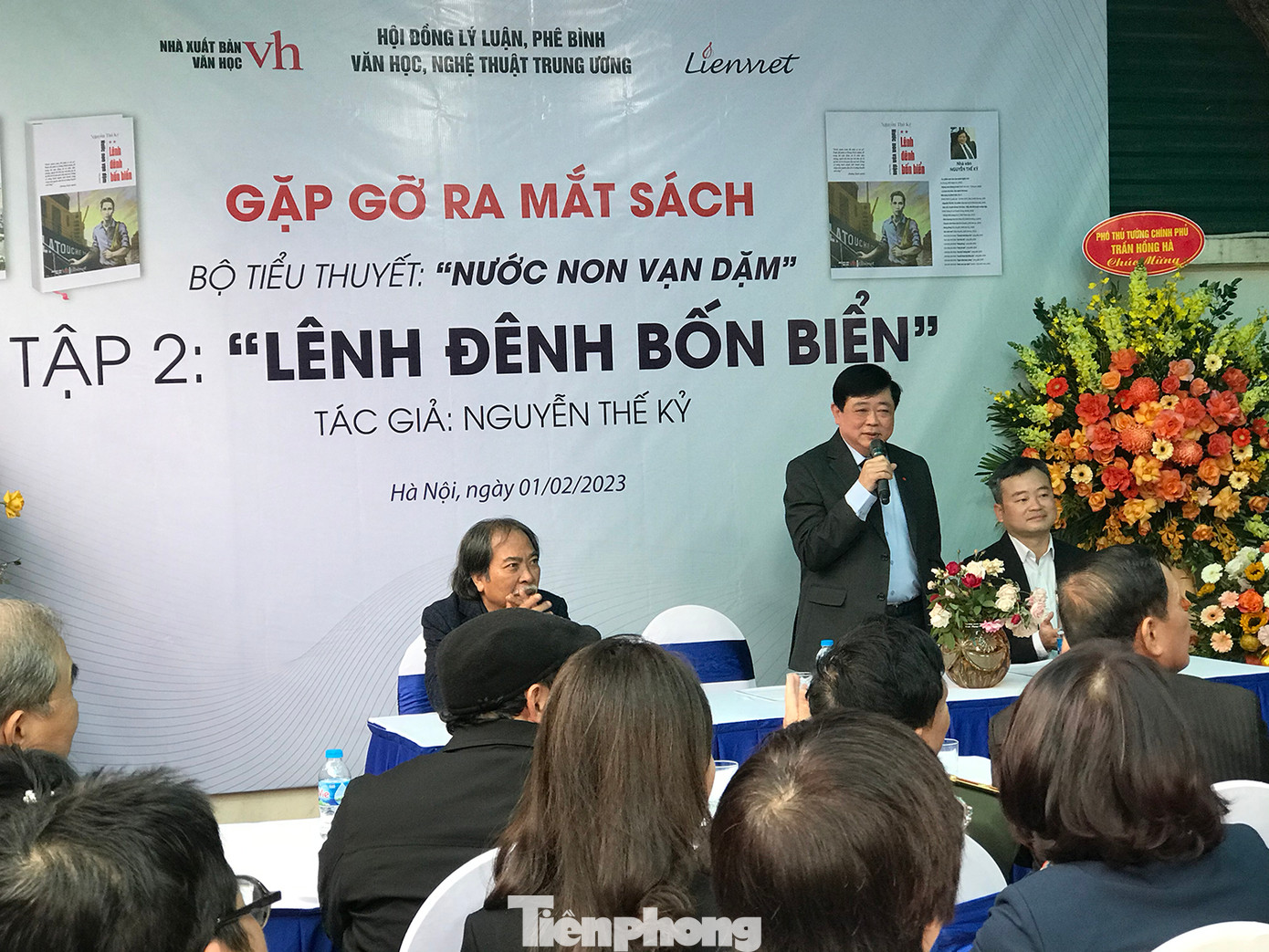 Nhà văn Nguyễn Thế Kỷ phát biểu tại lễ ra mắt sách.