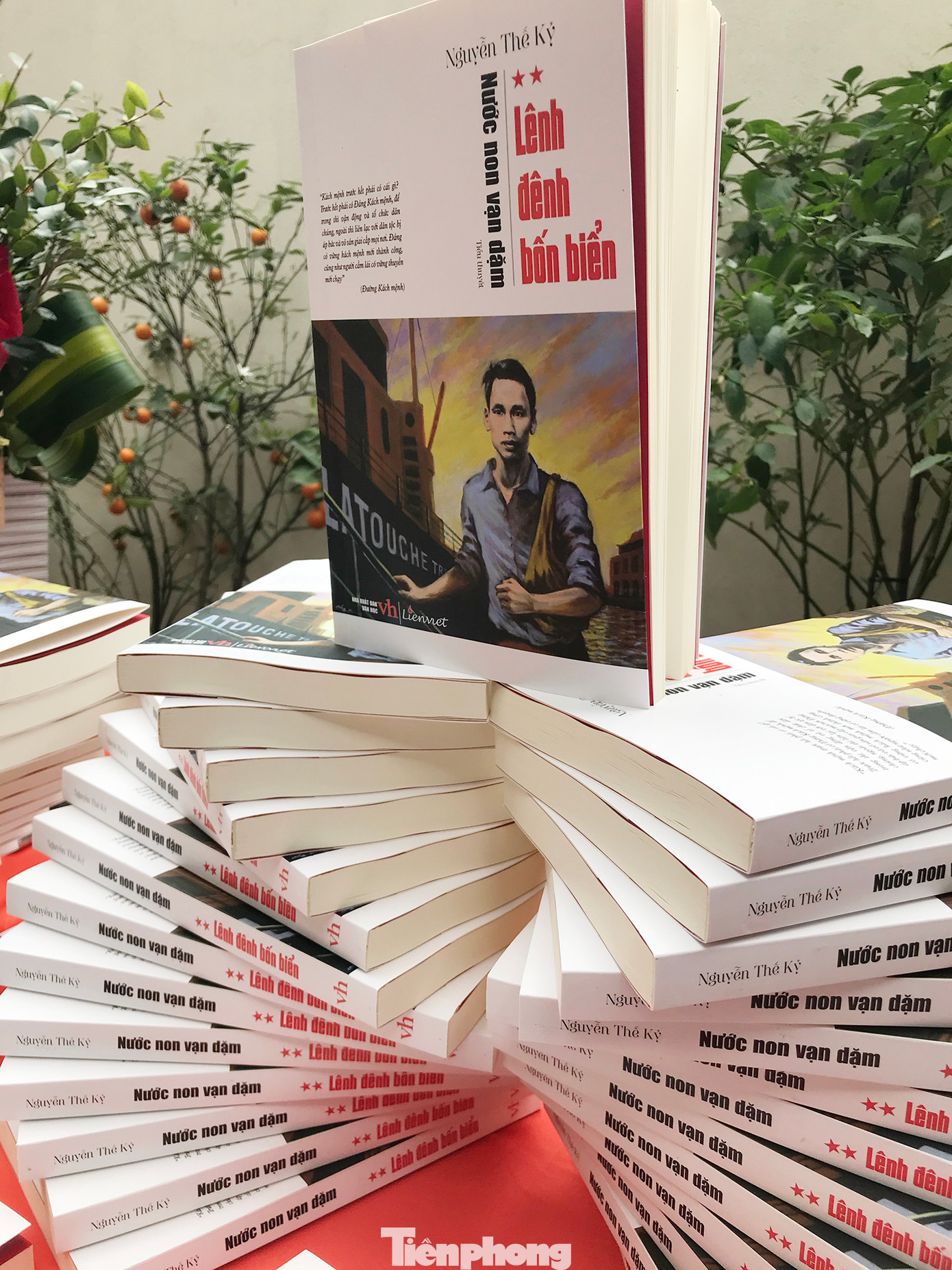 Tập 2 tiểu thuyết Nước non vạn dặm với tên gọi Lênh đênh bốn biển.