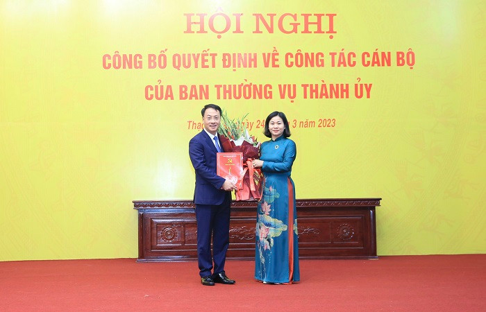 Phó Bí thư Thường trực Thành ủy Hà Nội Nguyễn Thị Tuyến trao quyết định, tặng hoa chúc mừng ông Trần Đình Cảnh (ảnh: PV). Phó Bí thư Thường trực Thành ủy Hà Nội Nguyễn Thị Tuyến trao quyết định, tặng hoa chúc mừng ông Trần Đình Cảnh (ảnh: PV).
