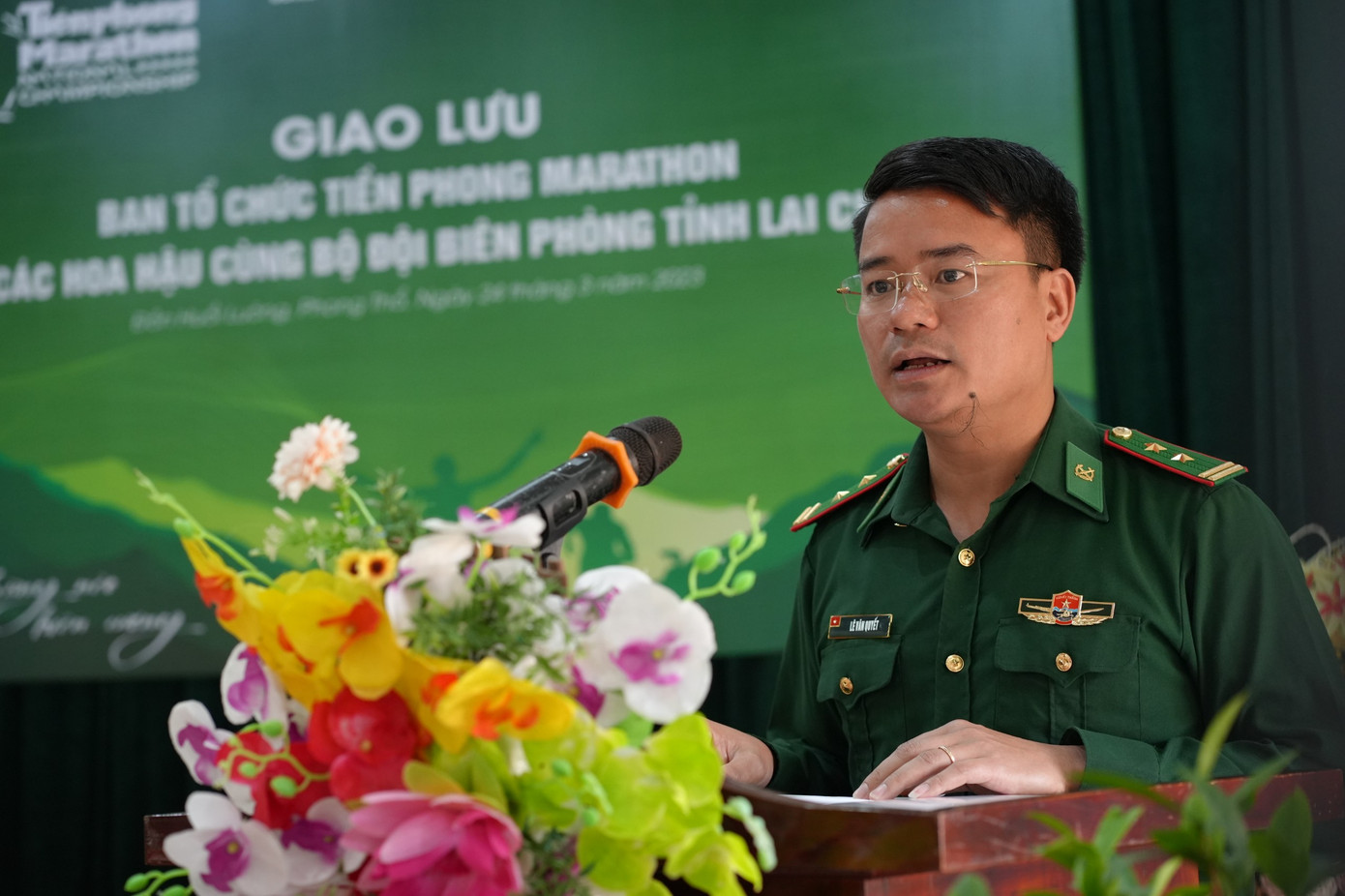 Trung tá Lê Văn Quyết - Đồn trưởng Đồn Biên phòng Huổi Luông, thông tin về tình hình công tác của Đồn Biên phòng tại buổi giao lưu. Ảnh: Như Ý