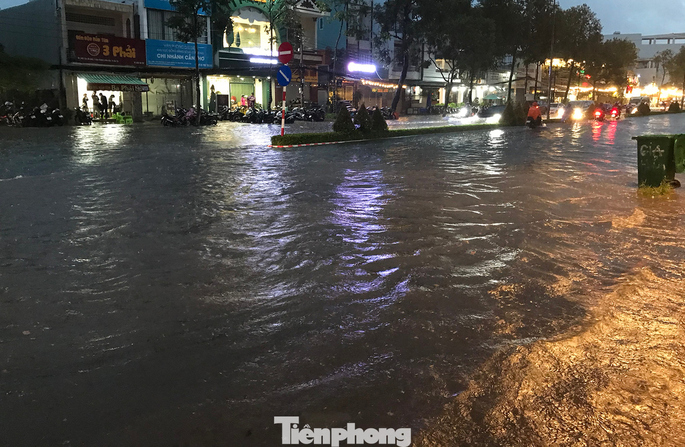 Nhiều khu vực ngập khá sâu, lên tới gần đầu gối người lớn.