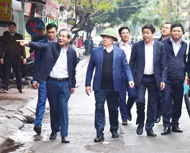 Bí thư Thành uỷ Hà Nội Đinh Tiến Dũng kiểm tra công tác cải tạo chung cư cũ trên địa bàn quận Ba Đình. Ảnh: PV