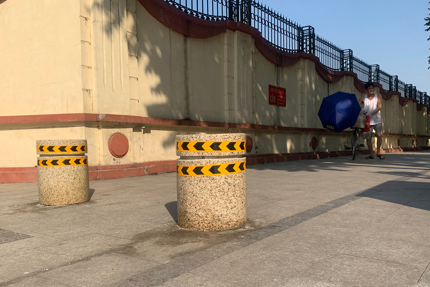 Theo thông tin từ lãnh đạo UBND phường Khương Mai, việc bố trí các trụ đá này sẽ giúp bảo vệ vỉa hè, ngăn cản ô tô leo lên dừng, đỗ. Ảnh: Duy Phạm.