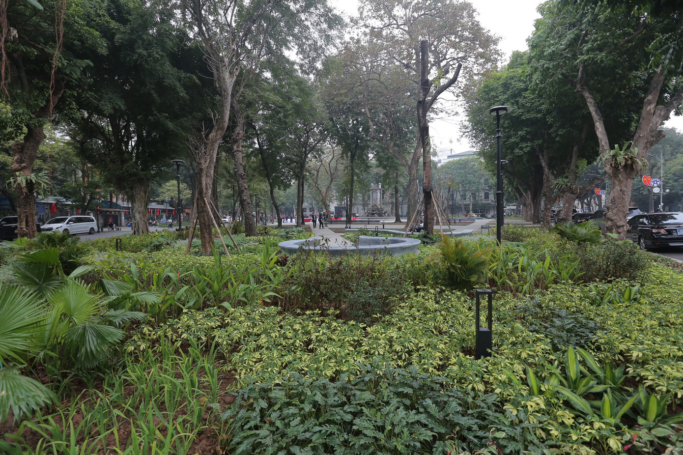 GS.TS. KTS Hoàng Đạo Kính đánh giá cao việc quy hoạch, cải tạo lại vườn hoa Diên Hồng theo hướng bao quanh đài phun nước là khoảng không lớn được lát đá; bố trí các không gian cây xanh phục vụ nhu cầu thư giãn của người dân ngay giữa đô thị Hà Nội. Ông Kính cho rằng, việc thiết kế như vậy giúp cảm nhận không gian vườn hoa rộng hơn, tạo sự chuyển hoá linh động sang không gian xung quanh. Ảnh: Duy Phạm GS.TS. KTS Hoàng Đạo Kính đánh giá cao việc quy hoạch, cải tạo lại vườn hoa Diên Hồng theo hướng bao quanh đài phun nước là khoảng không lớn được lát đá; bố trí các không gian cây xanh phục vụ nhu cầu thư giãn của người dân ngay giữa đô thị Hà Nội. Ông Kính cho rằng, việc thiết kế như vậy giúp cảm nhận không gian vườn hoa rộng hơn, tạo sự chuyển hoá linh động sang không gian xung quanh. Ảnh: Duy Phạm