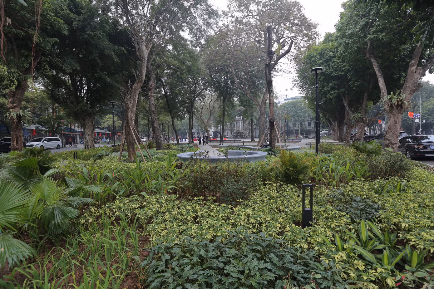 GS.TS. KTS Hoàng Đạo Kính đánh giá cao việc quy hoạch, cải tạo lại vườn hoa Diên Hồng theo hướng bao quanh đài phun nước là khoảng không lớn được lát đá; bố trí các không gian cây xanh phục vụ nhu cầu thư giãn của người dân ngay giữa đô thị Hà Nội. Ông Kính cho rằng, việc thiết kế như vậy giúp cảm nhận không gian vườn hoa rộng hơn, tạo sự chuyển hoá linh động sang không gian xung quanh. Ảnh: Duy Phạm GS.TS. KTS Hoàng Đạo Kính đánh giá cao việc quy hoạch, cải tạo lại vườn hoa Diên Hồng theo hướng bao quanh đài phun nước là khoảng không lớn được lát đá; bố trí các không gian cây xanh phục vụ nhu cầu thư giãn của người dân ngay giữa đô thị Hà Nội. Ông Kính cho rằng, việc thiết kế như vậy giúp cảm nhận không gian vườn hoa rộng hơn, tạo sự chuyển hoá linh động sang không gian xung quanh. Ảnh: Duy Phạm
