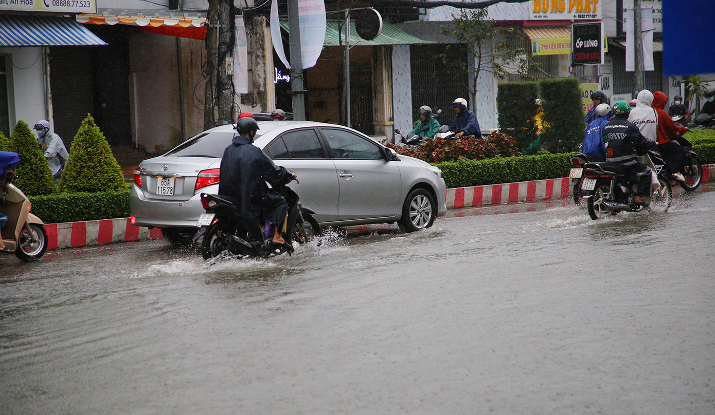 Tại nhiều tuyến đường khác, triều cường cũng dâng cao, gây khó khăn cho người dân đi lại. Ảnh: Nhật Huy.