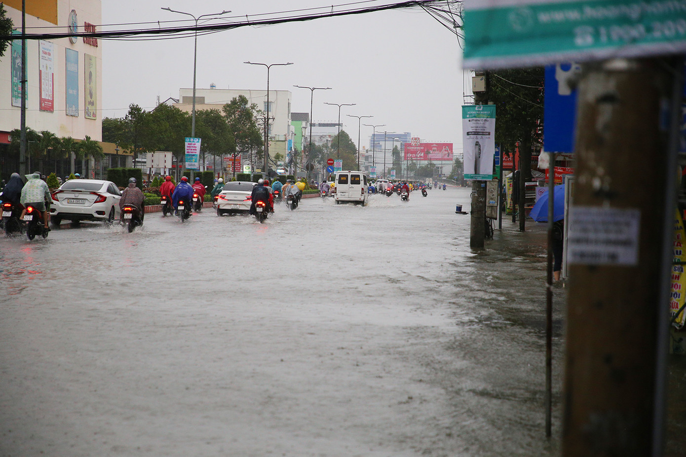 Triều cường dâng cao ngập lòng đường, vỉa hè đường Mậu Thân sáng sớm 30/9. Ảnh: Nhật Huy