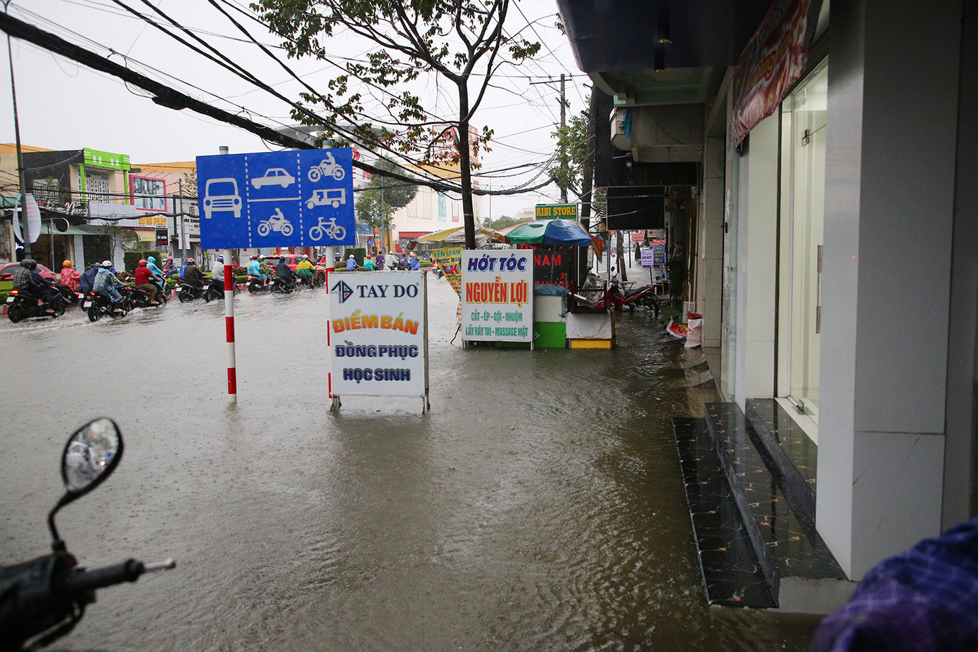 Vỉa hè tuyến đường Mậu Thân, đoạn giao với đường Võ Văn Kiệt lênh láng nước, chạm tới bậc thềm nhà người dân.
