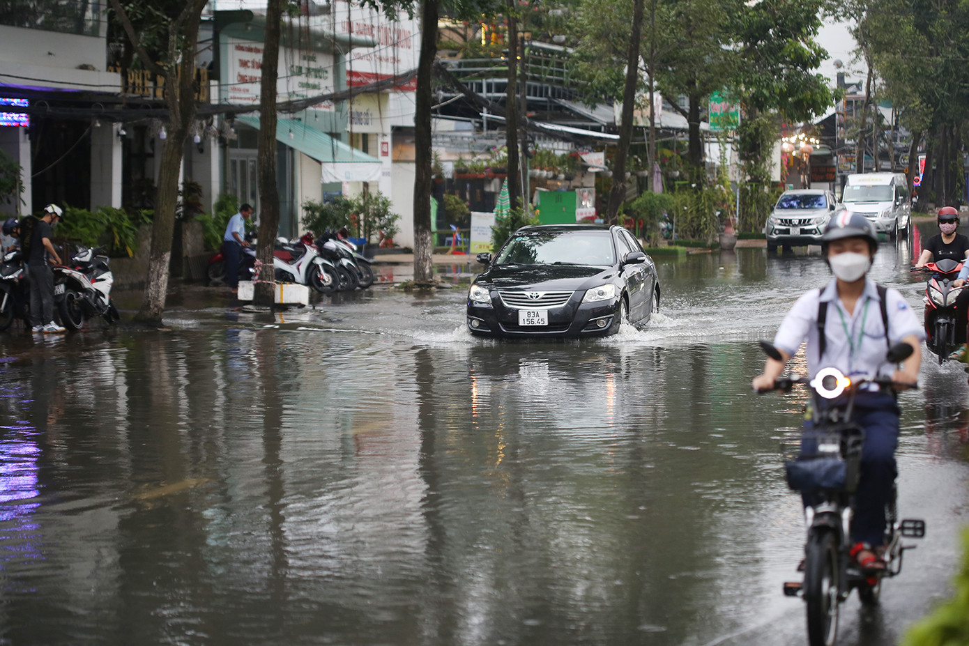 Khu vực tiếp giáp với vỉa hè nước ngập khá sâu. Ảnh: Trường Phong.
