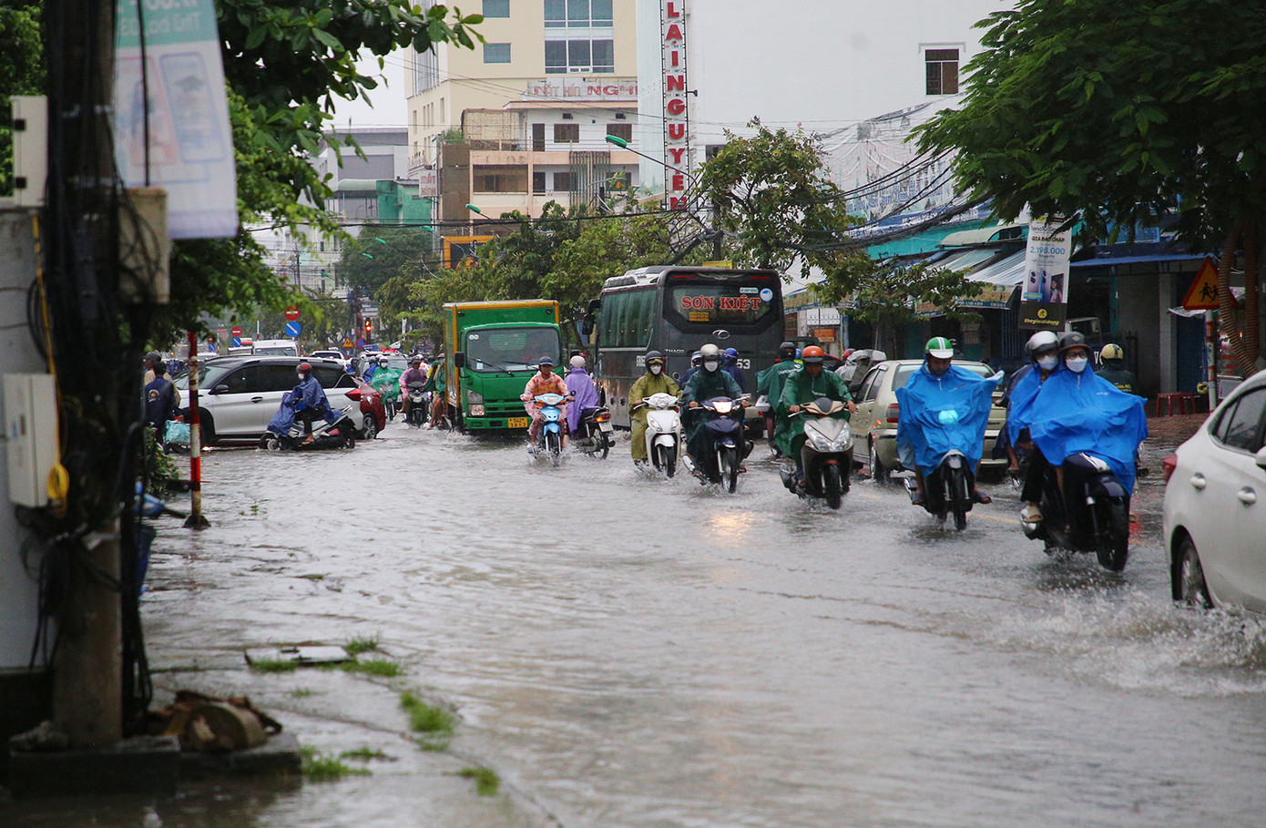 Sáng sớm 30/9, triều cường kết hợp mưa nhỏ, khiến việc di chuyển, đi lại của người dân gặp nhiều khó khăn. Trong ảnh là triều cường trên tuyến đường Cách mạng tháng Tám. Ảnh: Nhật Huy.