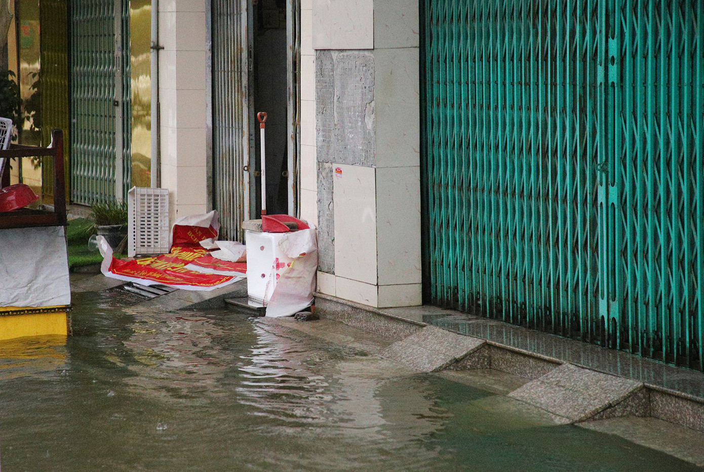 Triều cường dâng cao vào sáng sớm, nhiều người dân vừa tỉnh giấc đã thấy nước chạm đến cửa nhà. Ảnh: Nhật Huy.