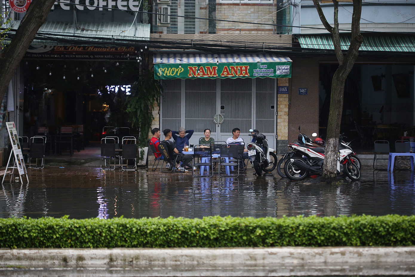 Với nhiều người dân ở Cần Thơ, triều cường dâng cao cũng không quá lạ lẫm. Nhiều năm nay, tình trạng này đã diễn ra, người dân cũng dần thích ứng với điều này. Ảnh: Trường Phong.