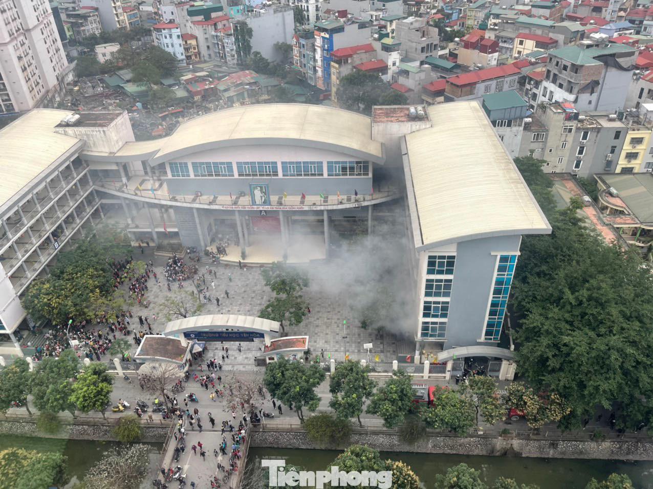 Khói bốc ra từ Trường Tiểu học Yên Hoà. Ảnh: PV Khói bốc ra từ Trường Tiểu học Yên Hoà. Ảnh: PV