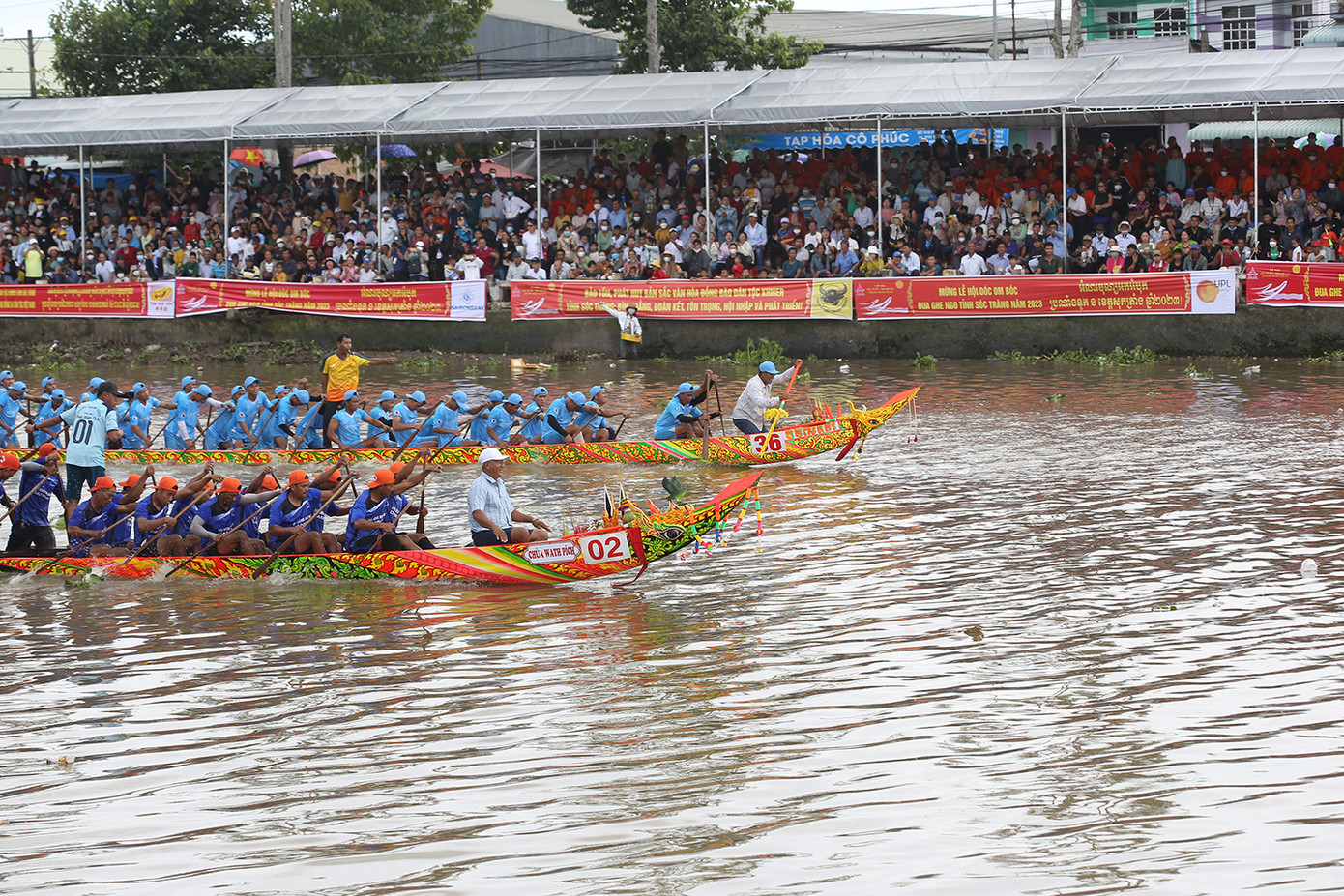 Những màn so kè quyết liệt trên sông. Nhiều chiếc ghe chỉ chiến thắng trong gang tấc, chênh nhau vài mili giây. Ảnh: Trường Phong. Những màn so kè quyết liệt trên sông. Nhiều chiếc ghe chỉ chiến thắng trong gang tấc, chênh nhau vài mili giây. Ảnh: Trường Phong.