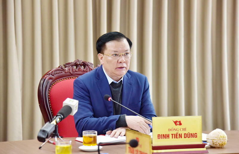 Bí thư Thành ủy Hà Nội Đinh Tiến Dũng phát biểu tại cuộc họp.