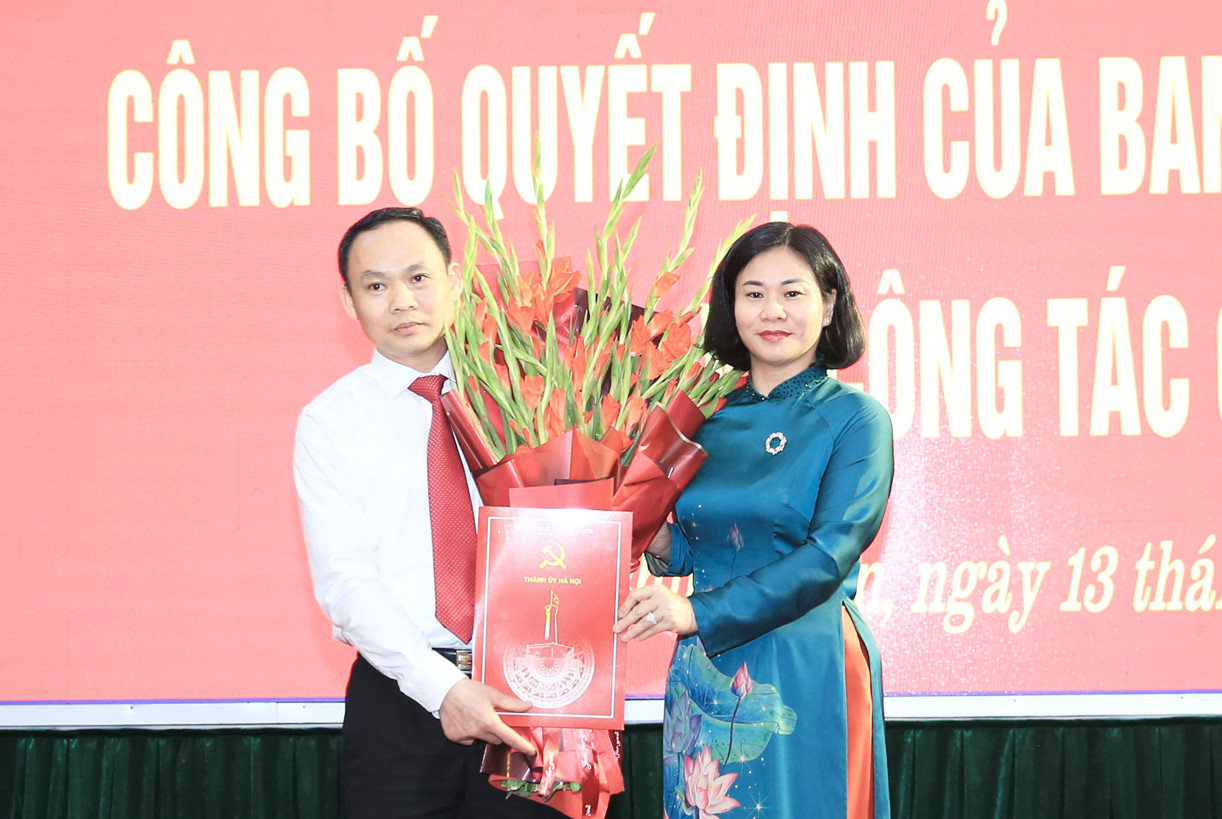 Phó Bí thư Thường trực Thành ủy Hà Nội Nguyễn Thị Tuyến trao quyết định cho ông Lê Văn Bính. Ảnh: PV. Phó Bí thư Thường trực Thành ủy Hà Nội Nguyễn Thị Tuyến trao quyết định cho ông Lê Văn Bính. Ảnh: PV.