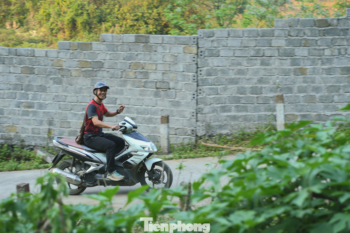 Một vận động viên trải nghiệm cung đường chạy trước thềm khai mạc giải Tiền Phong Marathon. Nhiều vận động viên cho rằng, đường chạy ở Lai Châu đẹp, nhưng khá nhiều dốc, phải có quyết tâm, sự cố gắng, nỗ lực lớn để hoàn thành.